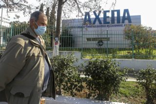 Παραλύει τη Θεσσαλονίκη ο κορονοϊός