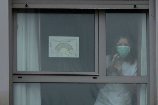 Σοβαρές ελλείψεις σε προστατευτικό υλικό για τους Ισπανούς γιατρούς