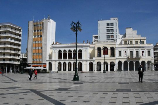 Τραπεζάκια μέσα στην Πάτρα