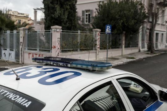 Εμπρηστική επίθεση σε είσοδο πολυκατοικίας στο Χαλάνδρι