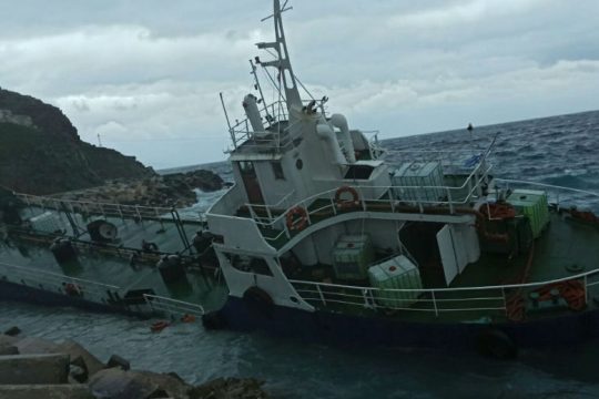 Τείχος απέναντι στους δεκάδες πρόσφυγες από τον δήμο Κέας