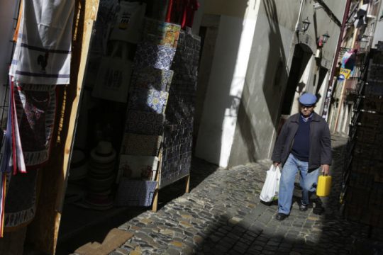 «Μόνιμοι κάτοικοι» λόγω πανδημίας πρόσφυγες και μετανάστες στην Πορτογαλία