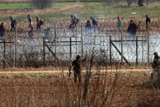 «Σκοτωμός» Τσαβούσογλου-Μάας στο Twitter για το προσφυγικό