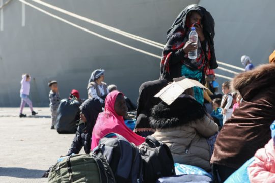 Σε εξέλιξη μεταφορά μεταναστών και προσφύγων από τα νησιά