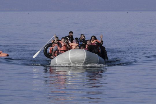Επιχείρηση διάσωσης προσφύγων στ’ ανοιχτά της Λέσβου (βίντεο)
