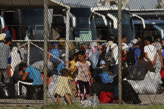 Εγκληματική πολιτική ο εγκλεισμός των προσφύγων στα νησιά
