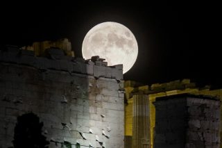 Τρεις κι ο κούκος ενεοί στον ουράνιο θόλο