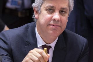 Παιχνίδια εξουσίας στο χείλος του γκρεμού