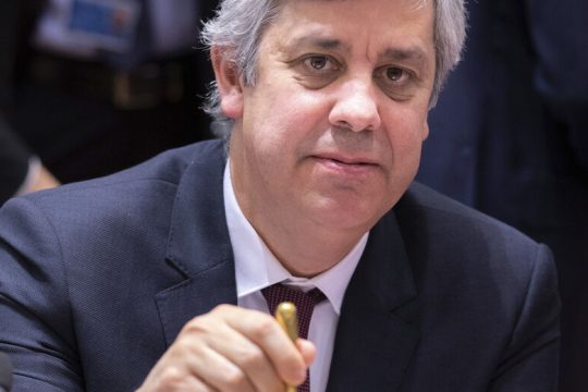 Παιχνίδια εξουσίας στο χείλος του γκρεμού