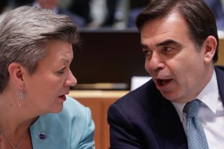 Δίνει χρήματα, αλλά κλείνει τα μάτια