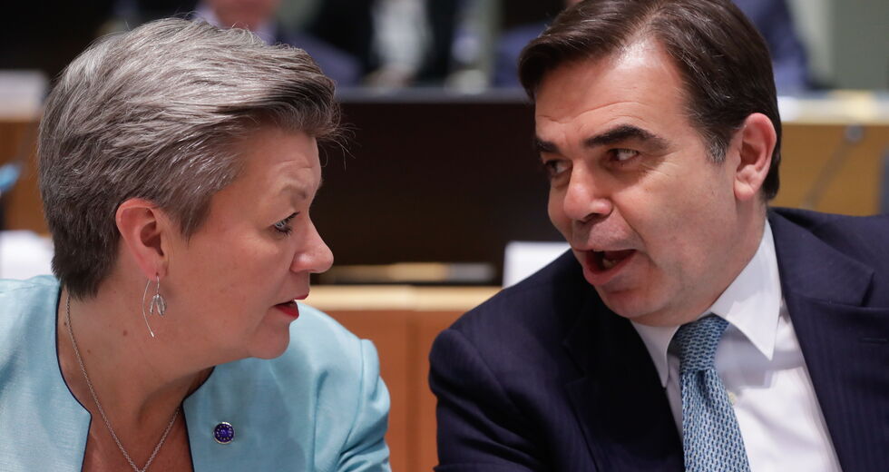 Δίνει χρήματα, αλλά κλείνει τα μάτια
