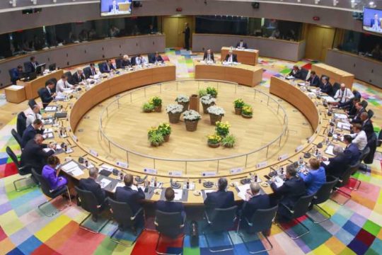 (Τηλε)συσκέψεις επί συσκέψεων στην Ε.Ε. για τον κορονοϊό