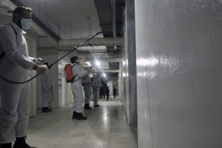Η Συρία αρνείται τα περί συγκάλυψης, όλα τα βλέμματα στους εκτοπισμένους της Ιντλίμπ