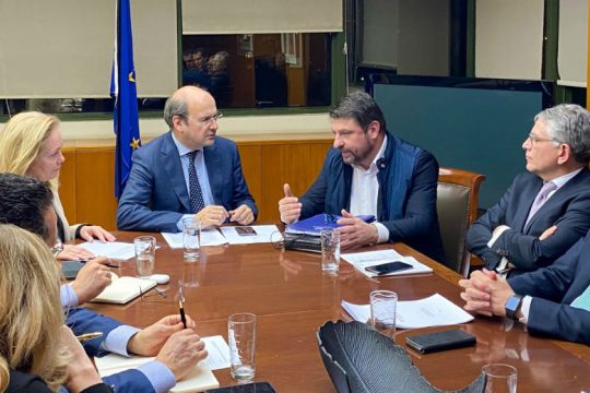 Σύσκεψη στο υπουργείο Περιβάλλοντος και Ενέργειας για τον κορονοϊό