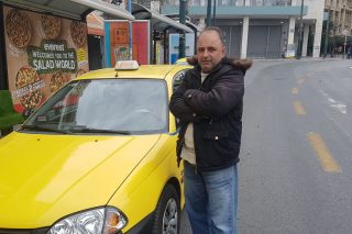 Ακίνητοι στις πιάτσες της άδειας Αθήνας οι ταξιτζήδες