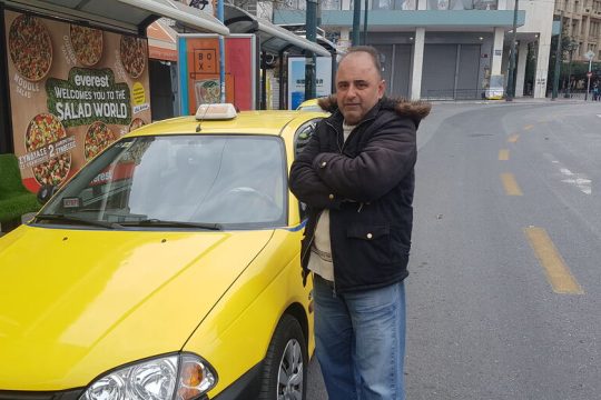 Ακίνητοι στις πιάτσες της άδειας Αθήνας οι ταξιτζήδες