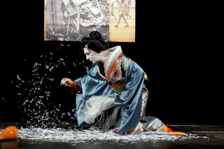«Tea Ceremony»: από την τελετουργία στους «σκλάβους» του τσαγιού