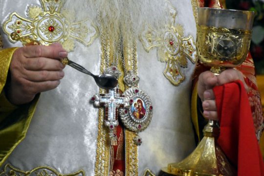 Ο ιός δεν… εκκλησιάζεται;