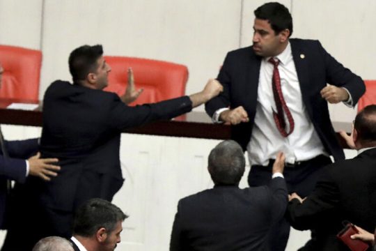 Τέλος τα αμερικανικά πολεμοφόδια, καβγάς στην τουρκική Βουλή
