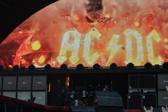 Μία rock παρέλαση φόρος τιμής στους AC/DC από 150.000 