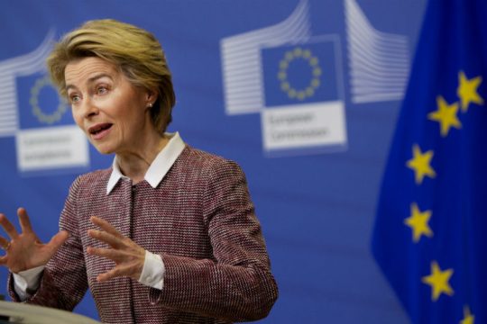 Ανεβάζει το επίπεδο κινδύνου για τον κορονοϊό σε «υψηλό» η Ε.Ε.