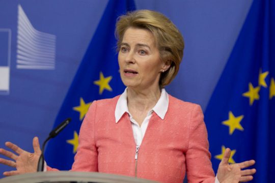 Κομισιόν προς Τουρκία: Απομακρύνετε τους πρόσφυγες από τα ελληνικά σύνορα
