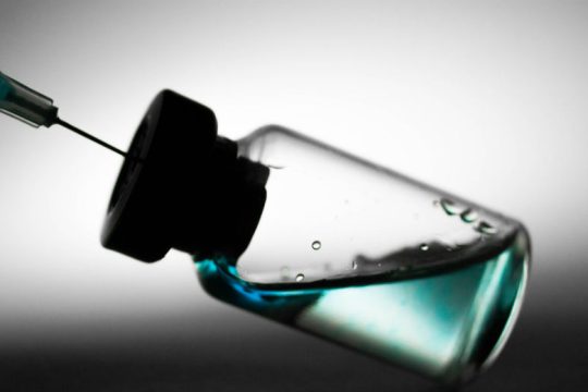 Ιδιώτες προσφέρονται να χρηματοδοτήσουν ελληνικό εμβόλιο κατά κορονοϊού