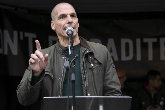 Στήριξη και μέτρα από τον Βαρουφάκη στον πρωθυπουργό για τον Covid-19