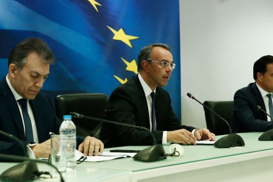 «Χαράτσι στους εργαζόμενους, “εκκλήσεις” στους τραπεζίτες»