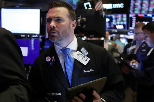 Βουτιά στη Wall Street, ήπιες απώλειες στην Ευρώπη