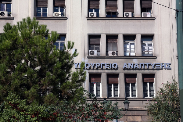 Τα σενάρια για το πλαφόν κέρδους σε τρόφιμα και καύσιμα