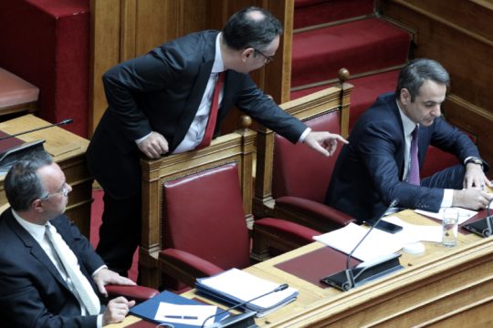 Θαύμα! Η Δεξιά βρήκε το «μαξιλάρι»