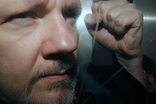 Η πανδημία έφερε αναβολή εκδίκασης του αιτήματος για έκδοση του Ασάνζ