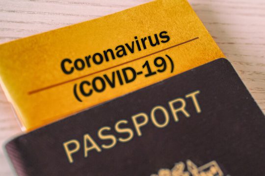 Προωθούν… υγειονομικά διαβατήρια εντός της Ε.Ε.