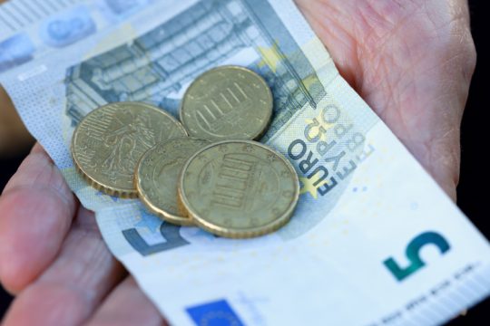 Δημοσκόπηση: Απαισιόδοξοι οι πολίτες για το οικονομικό τους μέλλον