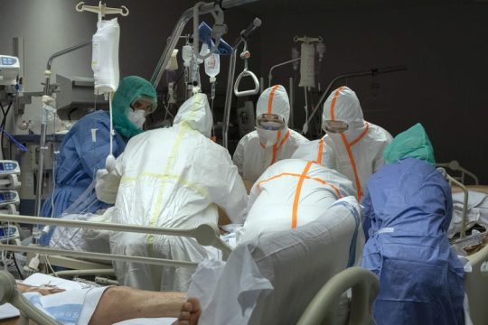 Υποτίμησαν τον κίνδυνο, γεμίζουν νεκροταφεία