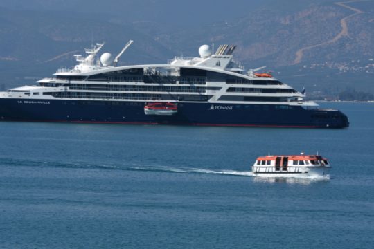 Ασφαλές καταφύγιο σε ελληνικά αγκυροβόλια αναζητούν τα κρουαζιερόπλοια