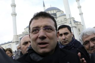 Μετωπική σύγκρουση Ιμάμογλου – Ερντογάν για ιό και καραντίνα