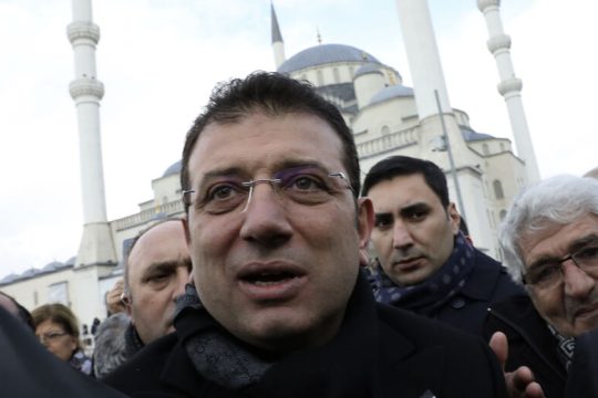 Μετωπική σύγκρουση Ιμάμογλου – Ερντογάν για ιό και καραντίνα