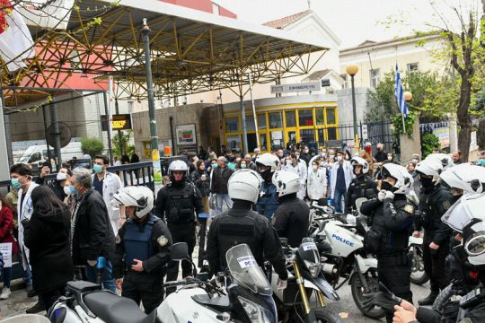 Κράτησαν ύποπτο κρούσμα σε γραφείο αστυνομικού τμήματος