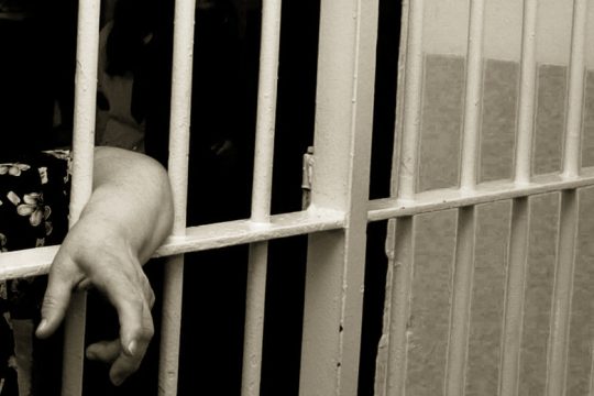 Το πολιτικό κόστος ζυγίζει περισσότερο από την υγεία κρατουμένων