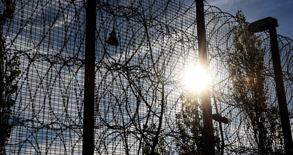 Νέα κρατούμενη πέθανε αβοήθητη, οι Αρχές απάντησαν με καταστολή