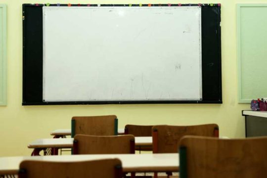 Απόγνωση από τους ωρομίσθιους εκπαιδευτικούς που δεν δικαιούνται τα 800 ευρώ