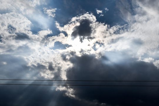 Τοπικές βροχές και σταδιακή βελτίωση από το απόγευμα της Μεγάλης Πέμπτης