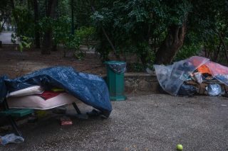 Ομπρέλα σε αστέγους από τον Δήμο Αθηναίων