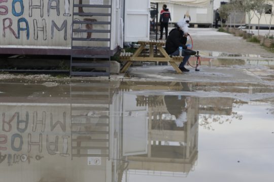 Σήμα κινδύνου για την προσφυγική δομή στον Ελαιώνα