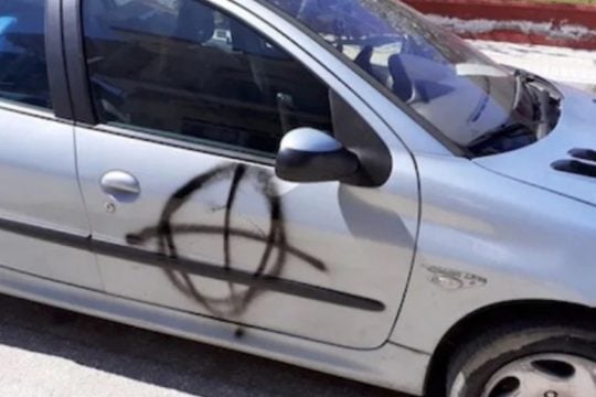 Πήγε δώρα σε προσφυγόπουλα και δέχτηκε επίθεση φασιστών
