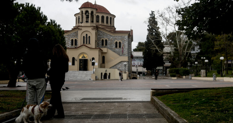 Δικογραφίες για το… ιερό σπάσιμο καραντίνας σε Κουκάκι και Κέρκυρα