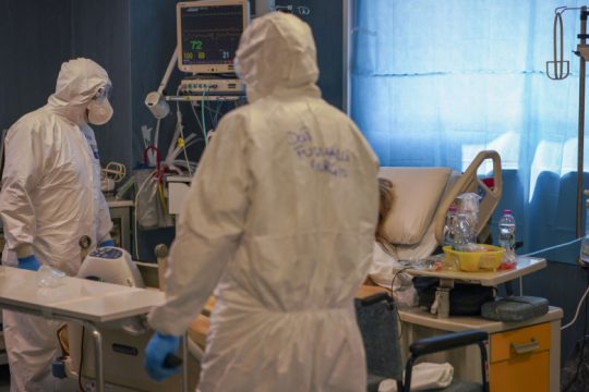 Παράταση μέτρων και απαγορεύσεων «βλέπει» η κυβέρνηση Κόντε