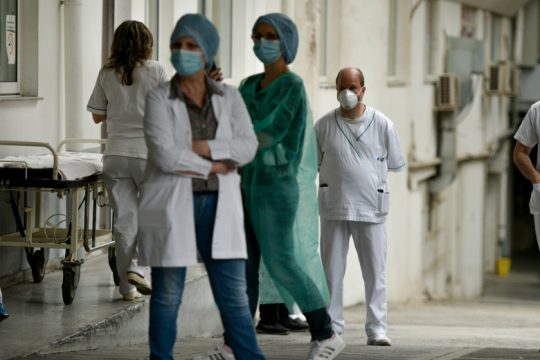 Αλλάζει η πολιτική στο θέμα του κορονoϊού;